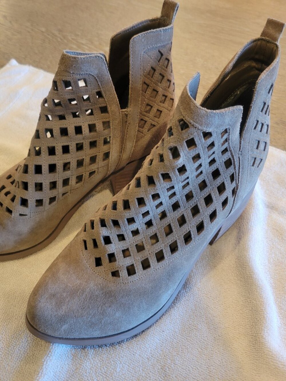 Crown Vintage Taupe Suede Perforated Ankle Booties Women's Size 11 - Picture 5 of 5